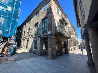 Casa aparellada  Tetuan. Se pone a la venta un impresionante edificio de tres plantas con