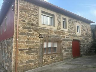 Maison à Forcarei. Se vende casa de dos plantas con finca en forcarei descubre esta