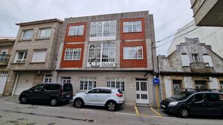 Casa aparellada a Grove (O). Se vende casa de 4 plantas en el centro de o grove  ideal para i