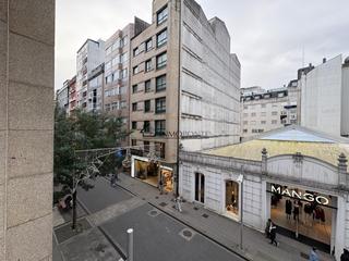 Oficina a Zona de Plaza de Barcelos. Inmoponte vende oficina muy bien situada y en una zona muy trans