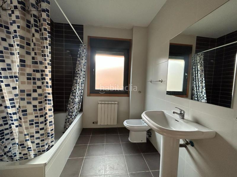 Foto a7b5c2b9-cfe4-4a71-be86-5100161656b0. Casa pareada en venta chalet pareado en bugarín, fantástico chalet pareado situado en una tranquila zona residencial de bugarín, a en Ponteareas