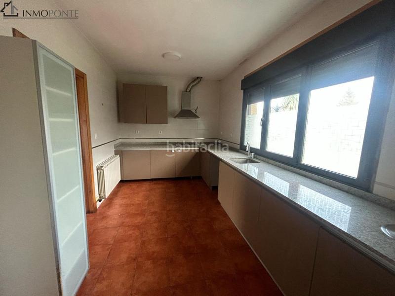 Foto b1e34a7d-193d-44b0-bf3d-d566b364e09c. Casa pareada en venta chalet pareado en bugarín, fantástico chalet pareado situado en una tranquila zona residencial de bugarín, a en Ponteareas