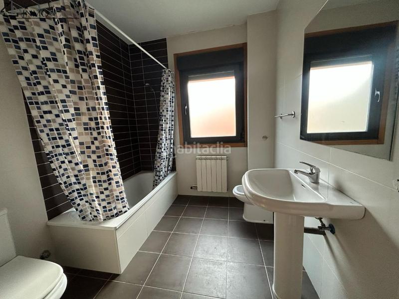 Foto d99dbe5d-8824-41b3-bd0a-bcfc275b1dac. Casa pareada en venta chalet pareado en bugarín, fantástico chalet pareado situado en una tranquila zona residencial de bugarín, a en Ponteareas