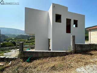 Casa a Vilaboa. Solar edificable con chalet en construcción y con vistas al mar