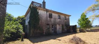 Maison à Forcarei. Casa con planta baja de piedra, edificio anexo tipo nave, hórreo