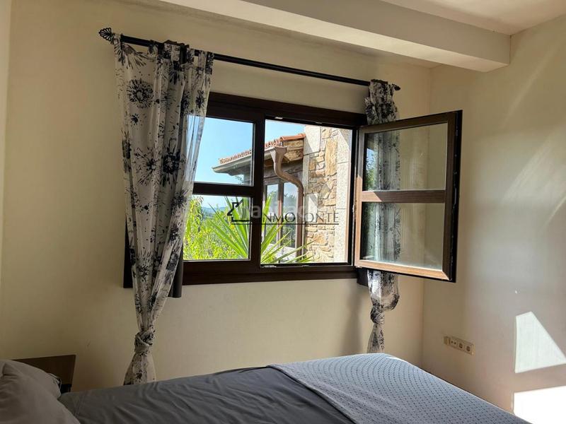 Foto 0588833d-a6ff-463b-95f3-f8a59070b338. Casa chalet de piedra con viñedo, árboles frutales y vistas al mar sanxenxo en la exclusiva zona de casal, a tan solo tres minutos en en Meaño