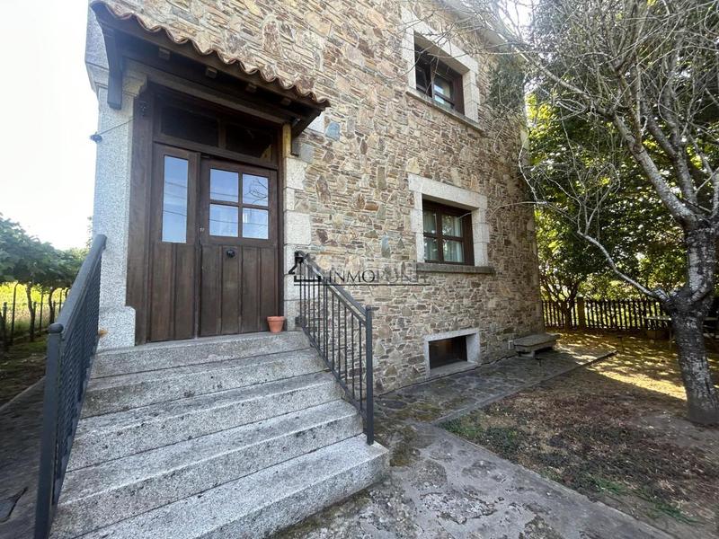 Foto 65b318d6-ed85-4778-8631-991d056dd571. Casa chalet de piedra con viñedo, árboles frutales y vistas al mar sanxenxo en la exclusiva zona de casal, a tan solo tres minutos en en Meaño