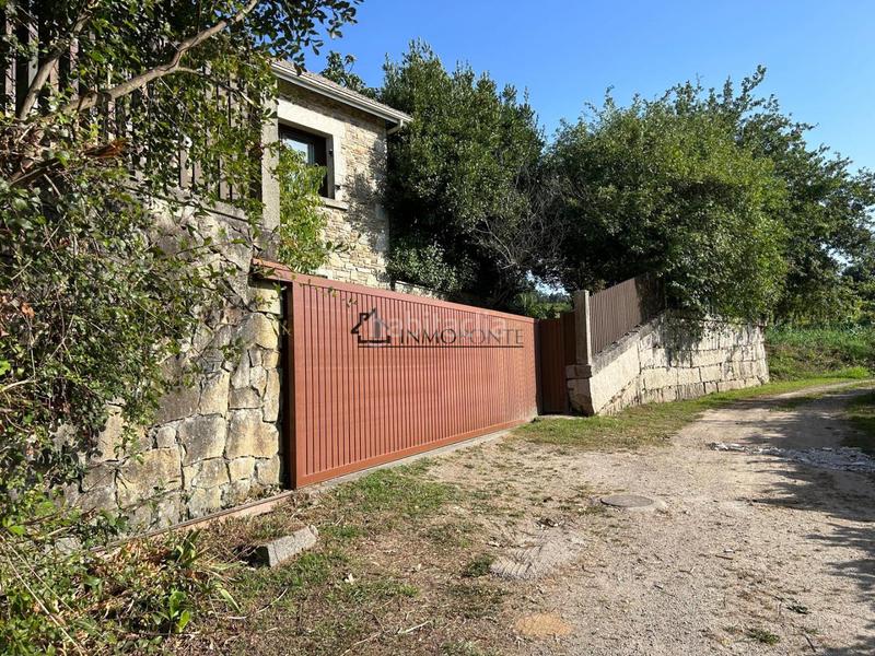 Foto 6947c19a-f0e6-4706-8518-092b42427794. Casa chalet de piedra con viñedo, árboles frutales y vistas al mar sanxenxo en la exclusiva zona de casal, a tan solo tres minutos en en Meaño
