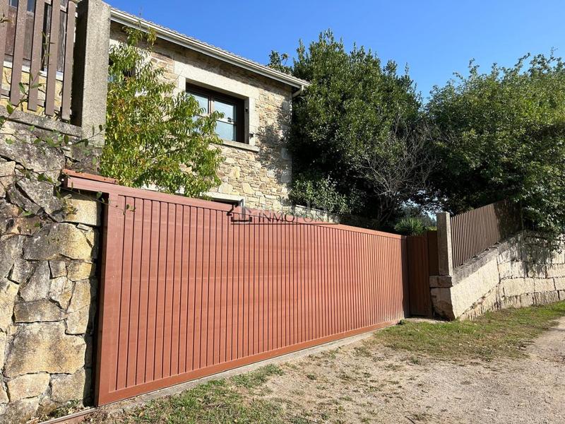 Foto 76a03381-e37b-4ff2-861a-c48e465eeca8. Casa chalet de piedra con viñedo, árboles frutales y vistas al mar sanxenxo en la exclusiva zona de casal, a tan solo tres minutos en en Meaño