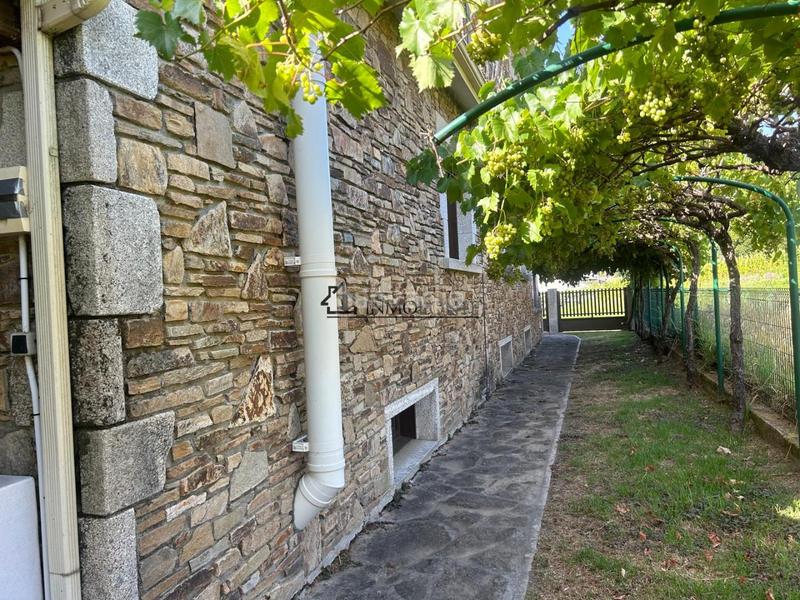 Foto 8a9350f0-a469-490d-a17a-4beba04d2836. Casa chalet de piedra con viñedo, árboles frutales y vistas al mar sanxenxo en la exclusiva zona de casal, a tan solo tres minutos en en Meaño