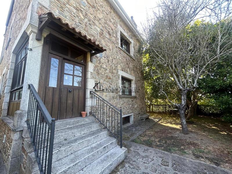 Foto 8ed8ff87-477a-4de6-a59c-6621b8251e5a. Casa chalet de piedra con viñedo, árboles frutales y vistas al mar sanxenxo en la exclusiva zona de casal, a tan solo tres minutos en en Meaño