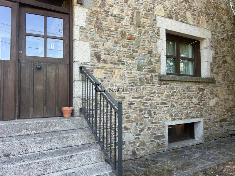 Foto 8f0fba98-2662-4faa-ba17-5bfff3595353. Casa chalet de piedra con viñedo, árboles frutales y vistas al mar sanxenxo en la exclusiva zona de casal, a tan solo tres minutos en en Meaño