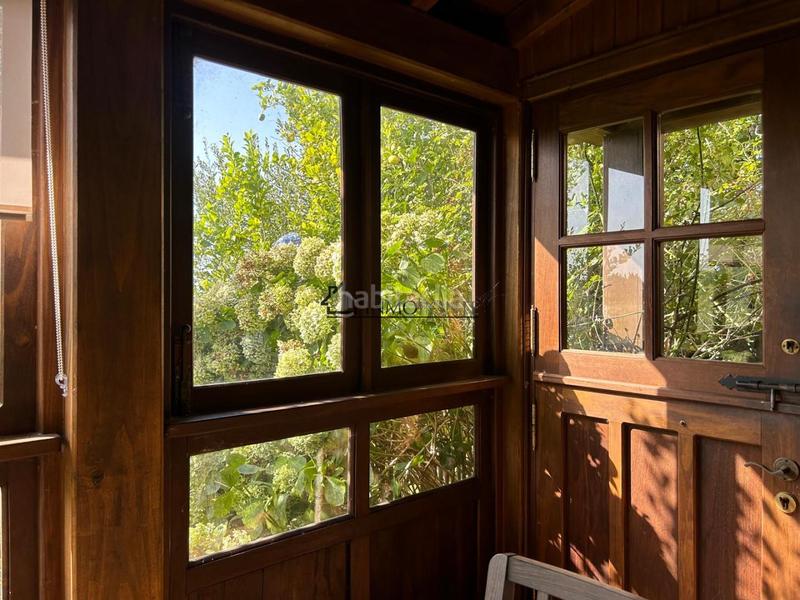 Foto c8295377-9817-42c4-afe3-d0c5ec5fdc78. Casa chalet de piedra con viñedo, árboles frutales y vistas al mar sanxenxo en la exclusiva zona de casal, a tan solo tres minutos en en Meaño