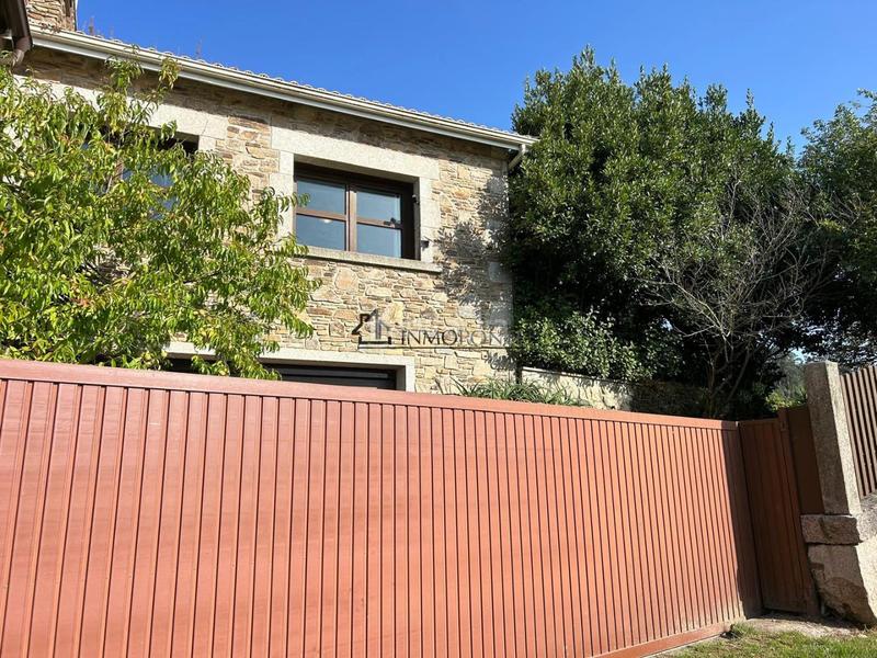 Foto eb69e9da-159b-4444-8067-e642b4d1f9ef. Casa chalet de piedra con viñedo, árboles frutales y vistas al mar sanxenxo en la exclusiva zona de casal, a tan solo tres minutos en en Meaño