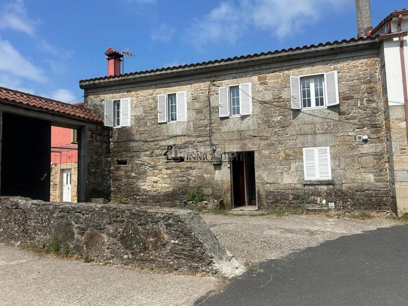 Foto fb920710-7606-48a0-8083-f8cb4a8c12d5. Casa se vende casa en rabadeiras , con una finca de 500 m y un precioso hórreo de piedra situado justo enfrente de la vivienda, en Forcarei
