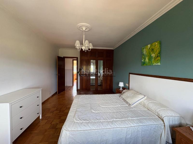 Foto 130c37bc-ae88-4869-90c4-3efd0c9a5513. Alquiler piso se alquila segunda planta de una casa próxima a . la vivienda dispone de salón comedor con salida a un balcón, amplia co en Pontevedra