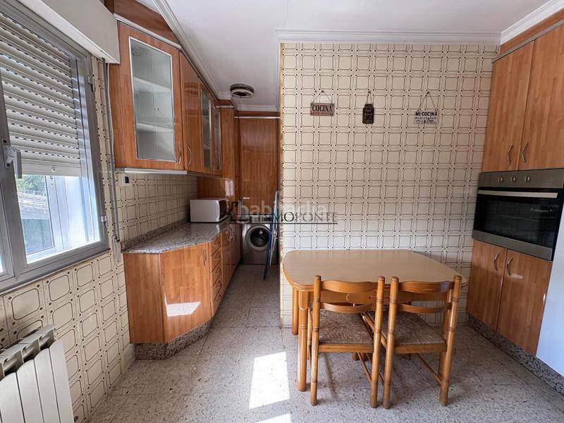 Foto 2099a833-b90e-4573-91b8-e44425bb9e9f. Alquiler piso se alquila segunda planta de una casa próxima a . la vivienda dispone de salón comedor con salida a un balcón, amplia co en Pontevedra