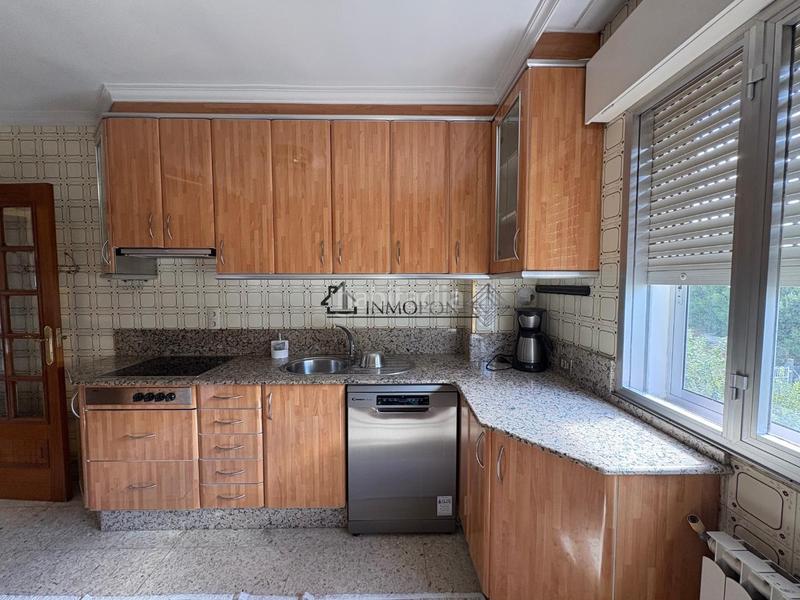 Foto 4939ee99-1c4a-4a5a-aae9-269030eac8fe. Alquiler piso se alquila segunda planta de una casa próxima a . la vivienda dispone de salón comedor con salida a un balcón, amplia co en Pontevedra