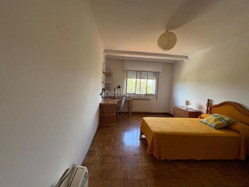 Foto 8f892a67-3c19-4dbc-b053-75c3c8b69690. Alquiler piso se alquila segunda planta de una casa próxima a . la vivienda dispone de salón comedor con salida a un balcón, amplia co en Pontevedra