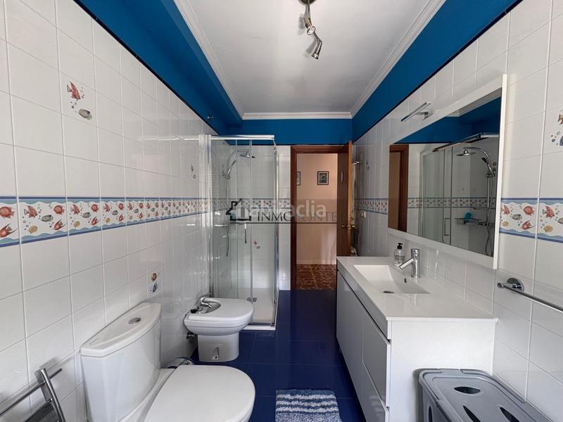 Foto c0a31a2d-58dd-402d-aa15-2da497d43f37. Alquiler piso se alquila segunda planta de una casa próxima a . la vivienda dispone de salón comedor con salida a un balcón, amplia co en Pontevedra