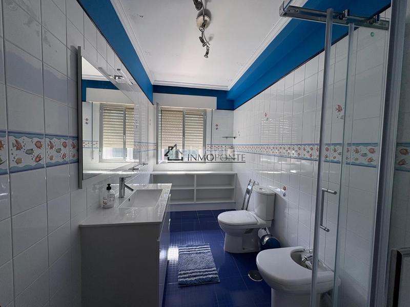 Foto d8524044-dd8a-49c7-bd7a-a10a81bac961. Alquiler piso se alquila segunda planta de una casa próxima a . la vivienda dispone de salón comedor con salida a un balcón, amplia co en Pontevedra