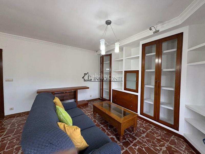 Foto ee69fdd6-c959-442b-96c2-47ce2aba4698. Alquiler piso se alquila segunda planta de una casa próxima a . la vivienda dispone de salón comedor con salida a un balcón, amplia co en Pontevedra
