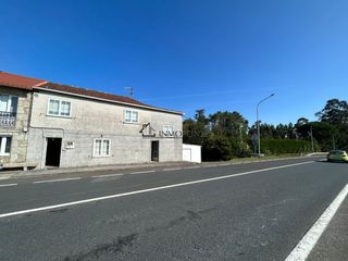 Casa a Cuntis. Se vende amplia casa adosada de dos plantas en troans, con 4.900