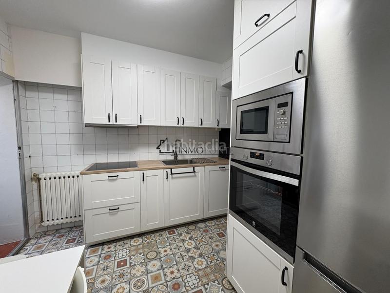 Foto b406215e-562b-4236-90f6-f2e571d79f35. Piso  en venta en el centro . en el centro con todos los servicios a pie de la calle, se encuentra este en Pontevedra