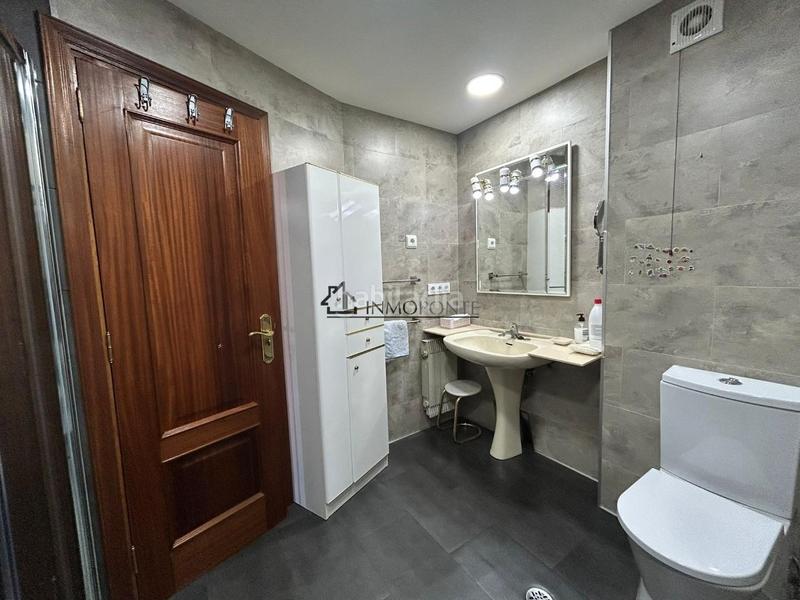 Foto 7b0414db-a1ad-464c-835b-8fb57d673398. Piso oportunidad única! amplio piso en venta en dr. loureiro crespo, 4 planta con ascensor tu nuevo hogar te está esperando! este piso en Pontevedra