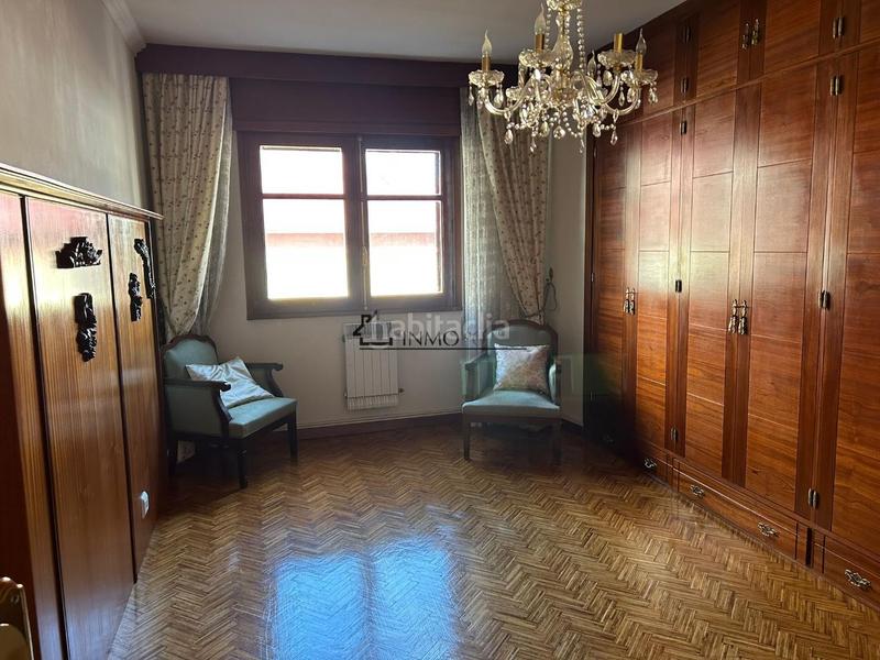 Foto a75f5fb9-bef5-4038-84d4-a4fa01a2b252. Piso oportunidad única! amplio piso en venta en dr. loureiro crespo, 4 planta con ascensor tu nuevo hogar te está esperando! este piso en Pontevedra