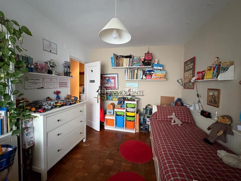 Foto a1d3634c-fc57-45f4-94be-b24db99f22d2. Pis a Zona de Plaza de Barcelos Pontevedra