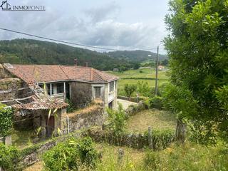 Casa a Cerdedo. Conjunto de casas de piedra con terreno y vistas a la montaña  l