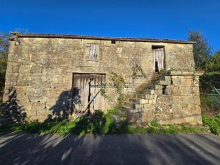 Casa a Cotobade. Casa de piedra en ruinas con terreno urbano edificable en veiga