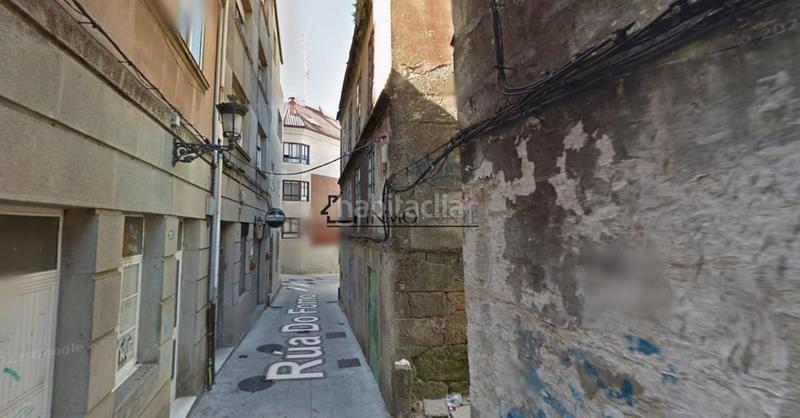 Foto 1e6a6125-1b49-4334-9103-5d53fe27e19f. Casa adosada se ofrece casa de piedra a rehabilitar en pleno centro , ubicada en la rúa do forno, con acceso cómodo desde la rúa da pon en Marín