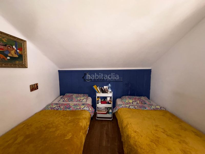 Foto 60cfe8ee-d1fb-46f7-8b02-397f3aa714f3. Casa adossada a Marín