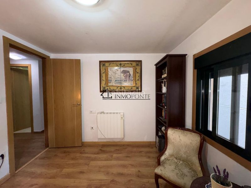 Foto ce9bedad-f0f4-4c23-ad6c-3962a991f4b1. Casa adossada a Marín