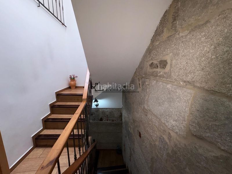 Foto f9a26aee-282c-4224-85e1-425e3f957bf7. Casa adossada a Marín