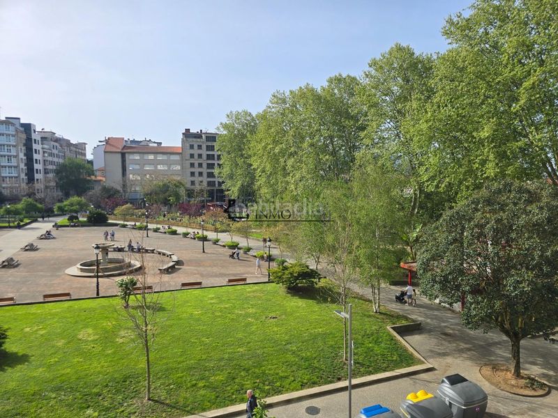 Foto 08ea77b7-ed82-432d-bc47-55d76872d650. Pis a Zona de Plaza de Barcelos Pontevedra