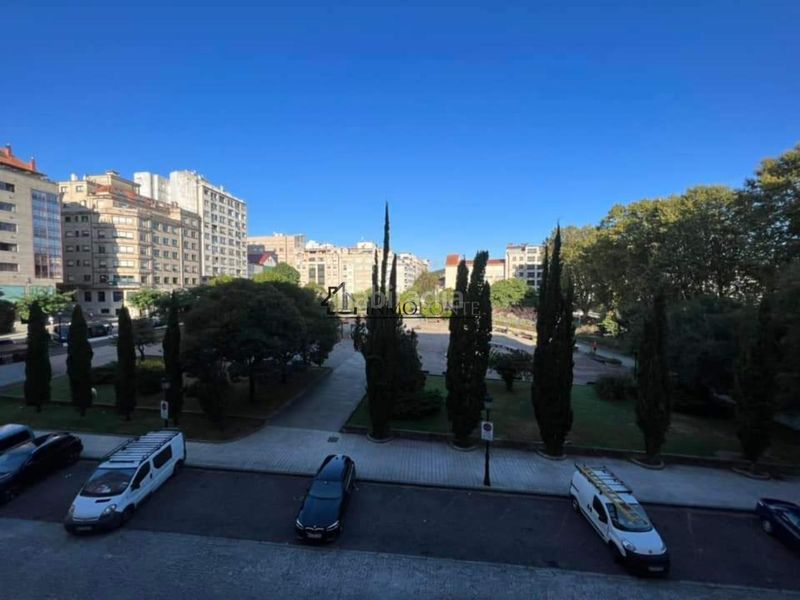 Foto af5c44bd-c3ce-42a1-a157-ad92c7b1b927. Pis a Zona de Plaza de Barcelos Pontevedra
