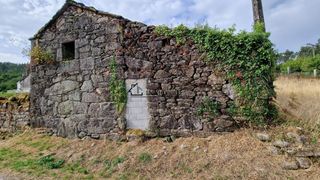 Residential Plot in Ponteareas. En venta  casa en ruinas con terreno en pedre cotobade  suelo ur