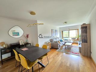 Etagenwohnung in Zona Fernández Labreda. Se vende piso de 104 m situado en la zona administrativa, donde