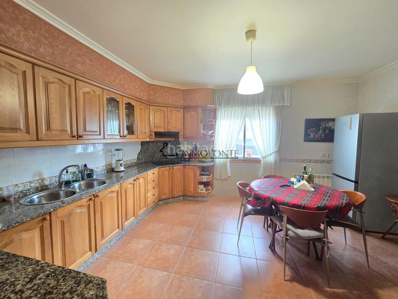 Foto a3e8b172-3d21-4c15-854e-cb7938f6984c. Casa amb calefacció aparcament a Moaña