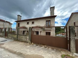 Doppelhaus in Moaña. Excelente oportunidad de adquirir un chalet pareado de piedra a