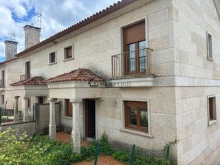 Doppelhaus in Moaña. Excelente oportunidad de adquirir un chalet pareado de piedra a