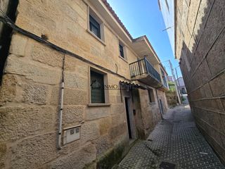 Casa pareada en Marín. Casa de piedra en venta en marín pontevedra la vivienda se distr