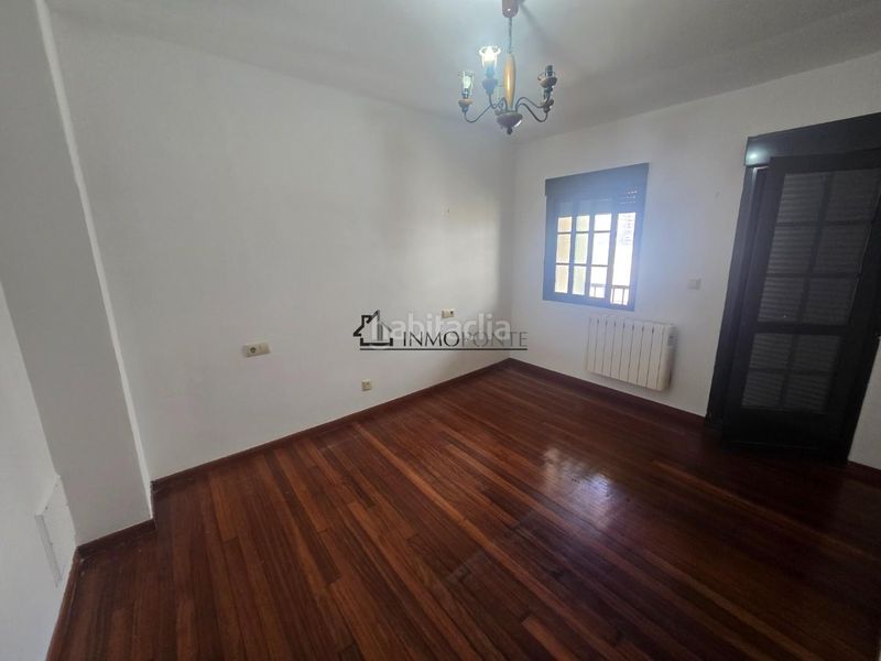 Foto 2ac0edf4-aef1-4650-b4f6-b96367cad385. Casa aparellada a Marín
