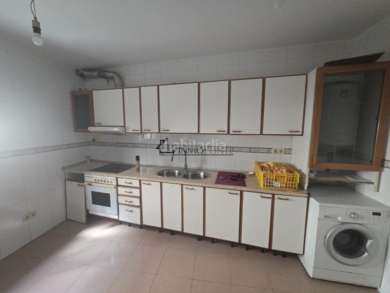 Foto ac504976-fc54-4552-9318-fe7d5f9f6b34. Casa aparellada a Marín