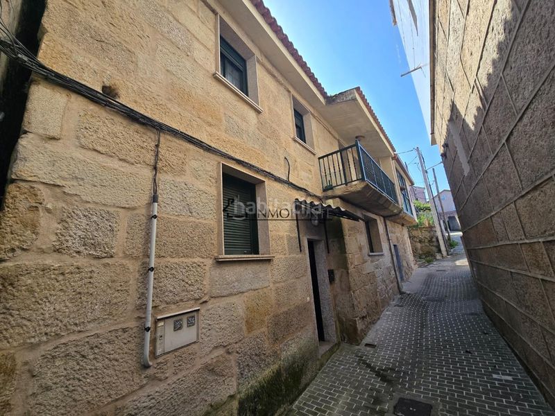 Foto bc22e492-4408-4a82-995f-f187d7b962bb. Casa aparellada a Marín