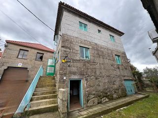 Rent House in Parroquias Rurales. Se alquila casa en a piolla, lérez se trata de una casa independ