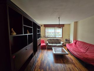 Pis a Zona de Plaza de Barcelos. Se vende piso de dos habitaciones, baño completo, cocina equipad